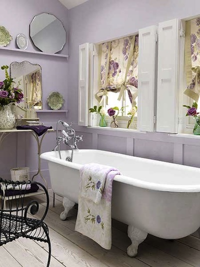 salle de bains de charme peinte en mauve