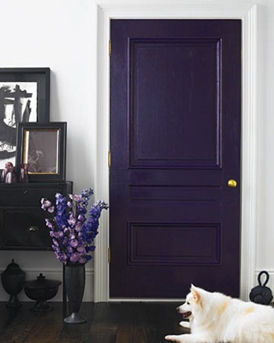 porte peinte en violet pour le séjour