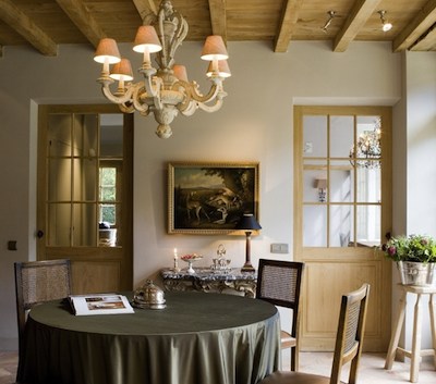 porte en bois naturel pour une salle à manger