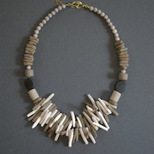 un collier pour l'été