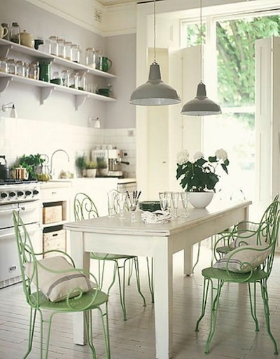 chaises vertes à la cuisine