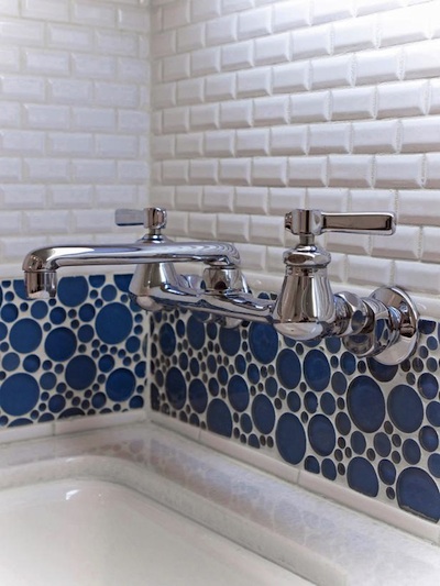 Comment disposer le carrelage dans la salle de bain. Salle deau:faience avec frise verticale