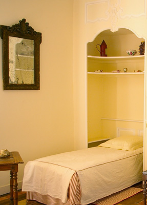 chambre blanche avec alcove moulurée