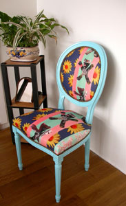 chaise peinte en couleur vive