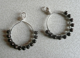 boucles d'oreille en fil métal et perles rondes