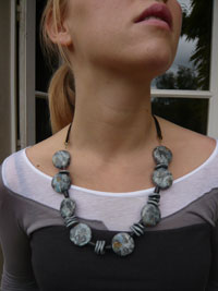 collier gris