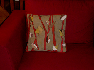 coussin peint au pochoir