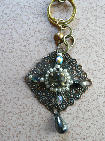 pendentif avec estampe brodée de perles