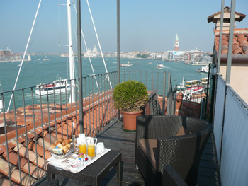 petit déjeuner sur la terrasse