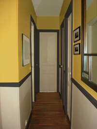 couloir peint en jaune et gris