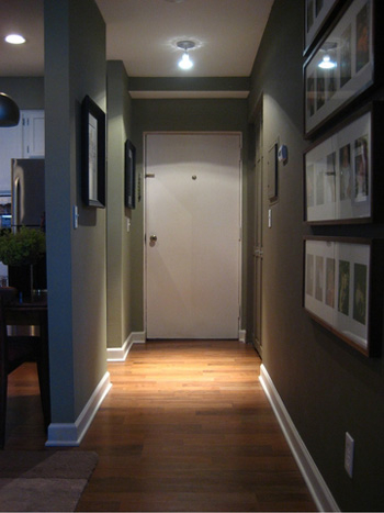 couloir peint en gris