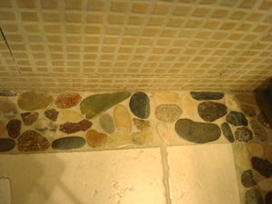 sol de salle de bains, frise de galets