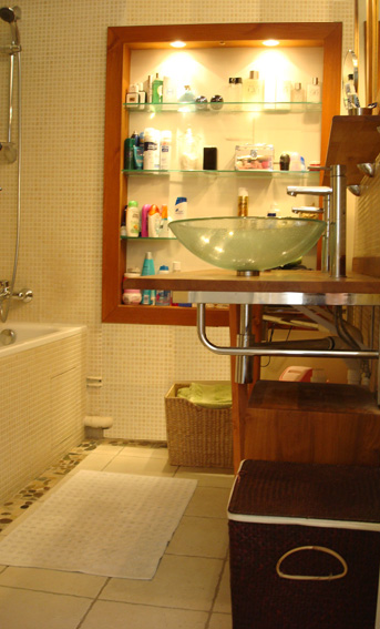 petite salle de bains dans les tons beige