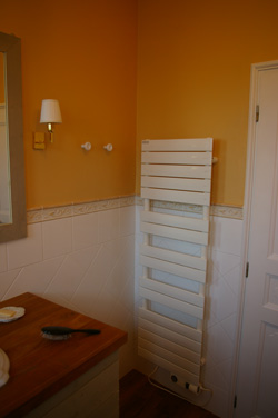 salle de bains peinte en jaune