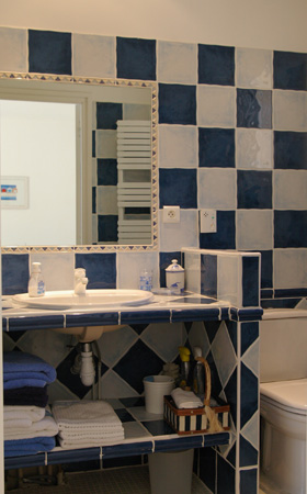 salle de bains bleue