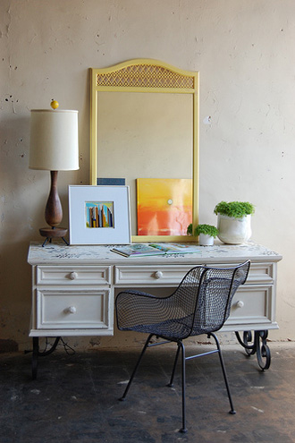 bureau peint en blanc