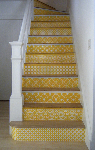 escalier peint pochoir jaune