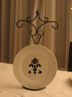 assiette plate peinte au pochoir