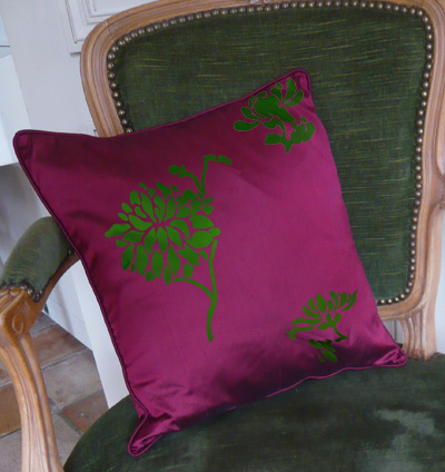 coussin de soie peint au pochoir