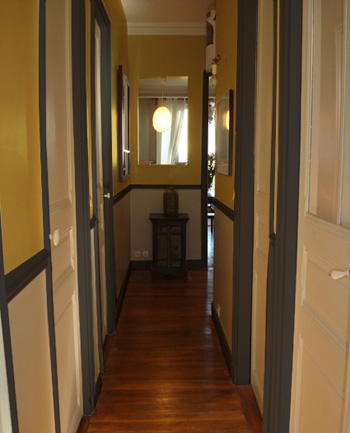 couloir peint en trois couleurs