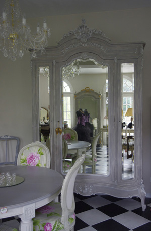 armoire peinte dans le style gustavien
